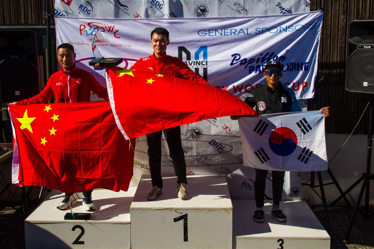 Ganador absoluto de la Copa del Mundo 2023 f.l.t.r.: Feng Li (China, puesto 2), Yang Chen (China, puesto 1), Suplente de Chulsoo Lee (3)