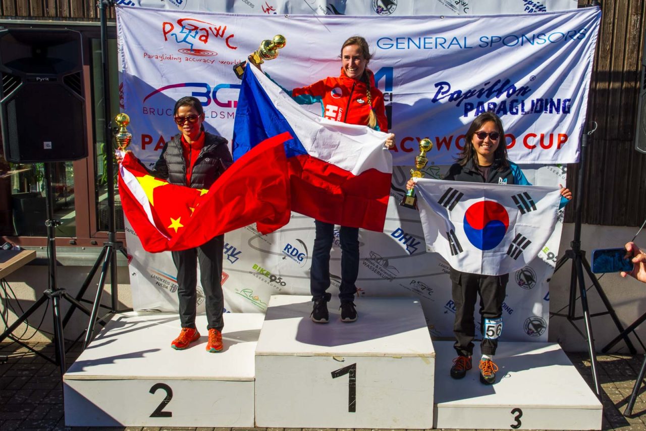 Ganadoras de la clasificación femenina de la final de la Copa del Mundo Wasserkuppe 2023, de izquierda a derecha: Liao Qingli (China, 2º puesto), Ivana Feraric (República Checa, 1º puesto), Eunyoung Cho (Corea del Sur, 3º puesto).